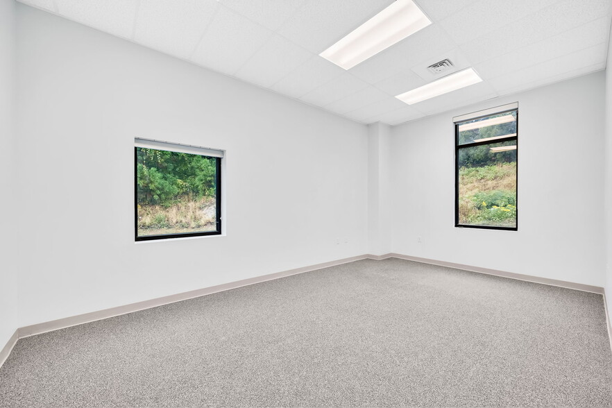 More Photos Of 1909 Pinnacle Pointe Way, Knoxville Office For Lease