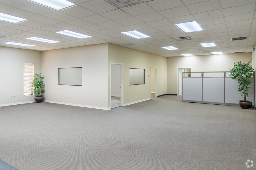 More Photos Of 6914 Asphalt Ave, Tampa Warehouse For Lease