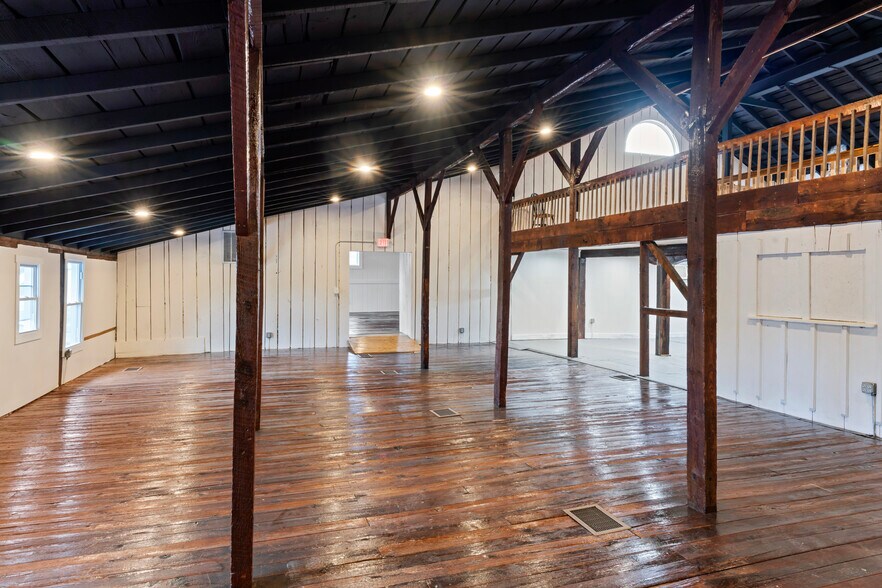 More Photos Of 20704 Ashburn Rd, Ashburn Unknown For Lease