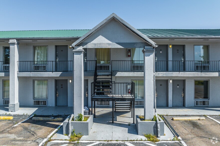 Primary Photo Of 2002 Walker Dr, Brinkley Hotel For Sale