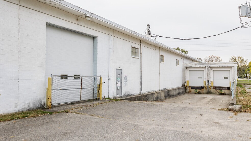 More Photos Of 1825 W 18th St, Anderson Warehouse For Sale