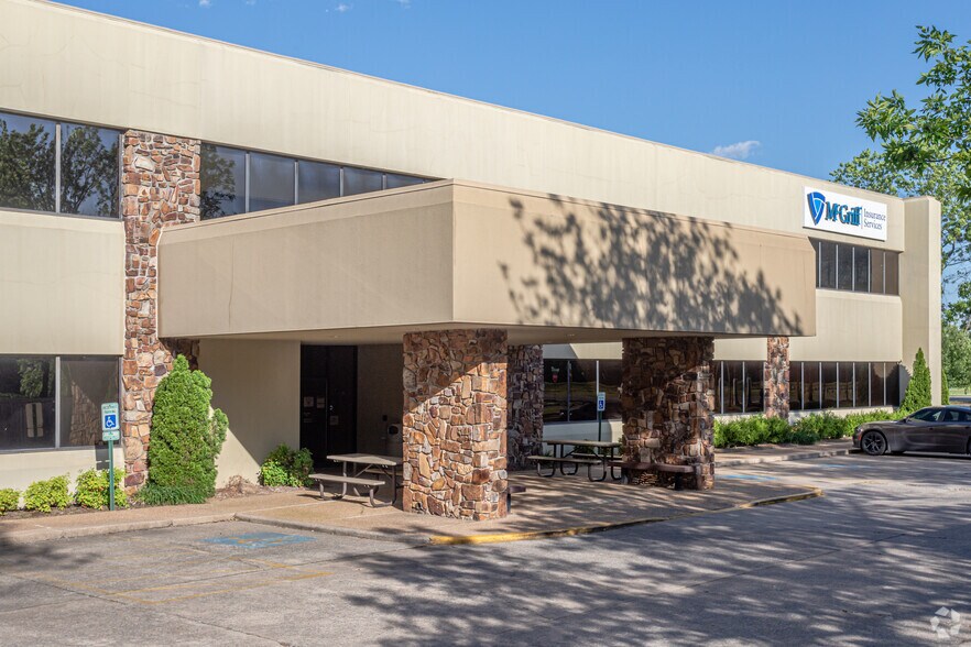 More Photos Of 1500 Riverfront Dr, Little Rock Office For Lease