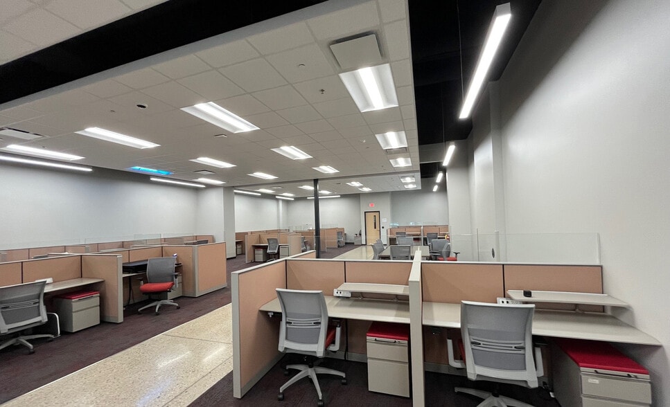 More Photos Of 1540 S 108th St, West Allis Showroom For Lease