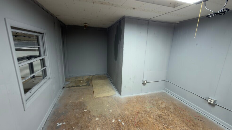 More Photos Of 2800 Delano St, Pensacola Warehouse For Lease