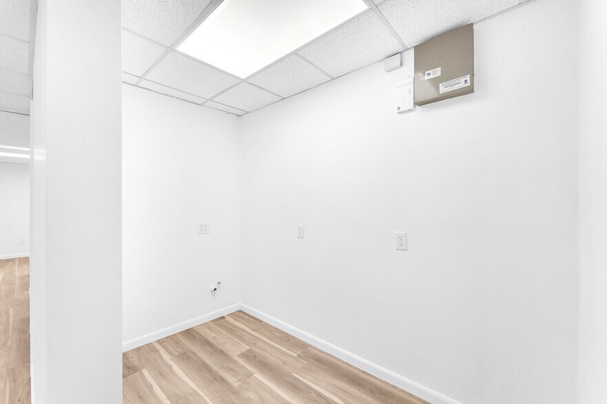 More Photos Of 1420-1422 NE 163rd St, North Miami Beach General Retail For Sale