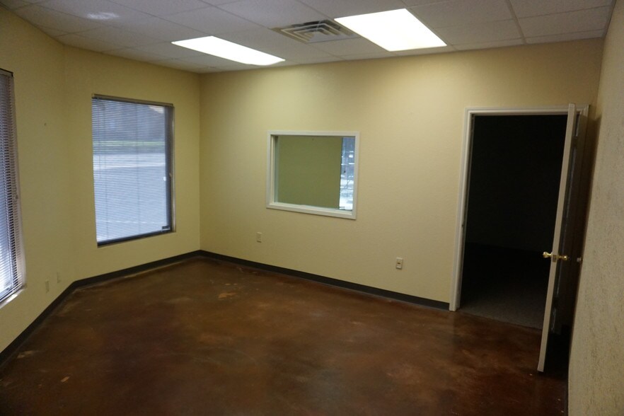 More Photos Of 1117-1123 Patricia Dr, San Antonio Office For Sale