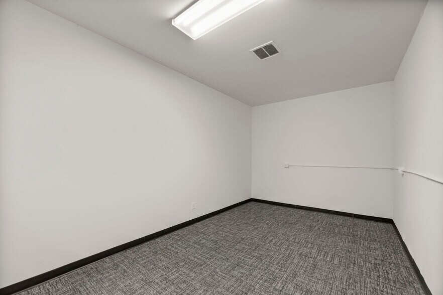 More Photos Of 22808 Lockness Ave, Torrance Warehouse For Lease