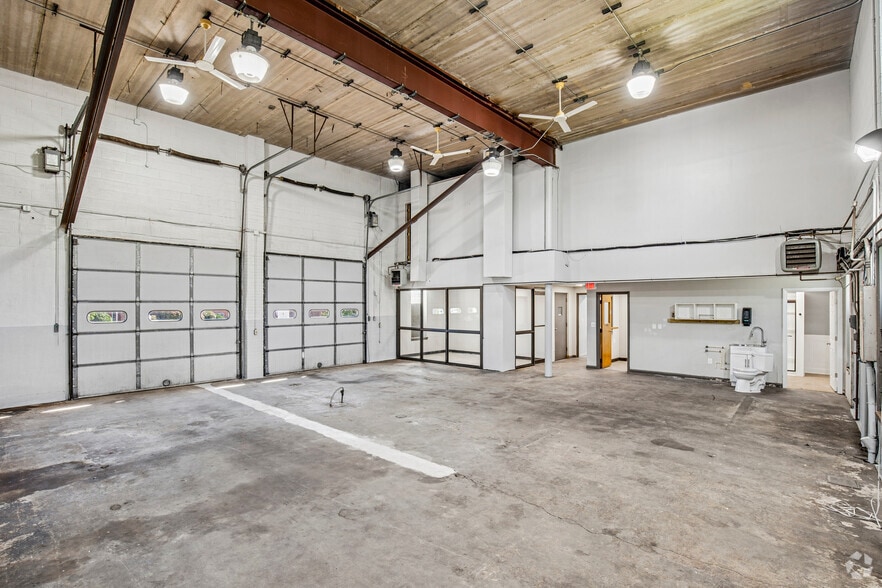 More Photos Of 2207 Saint James Church Rd, Wilmington Auto Repair For Lease