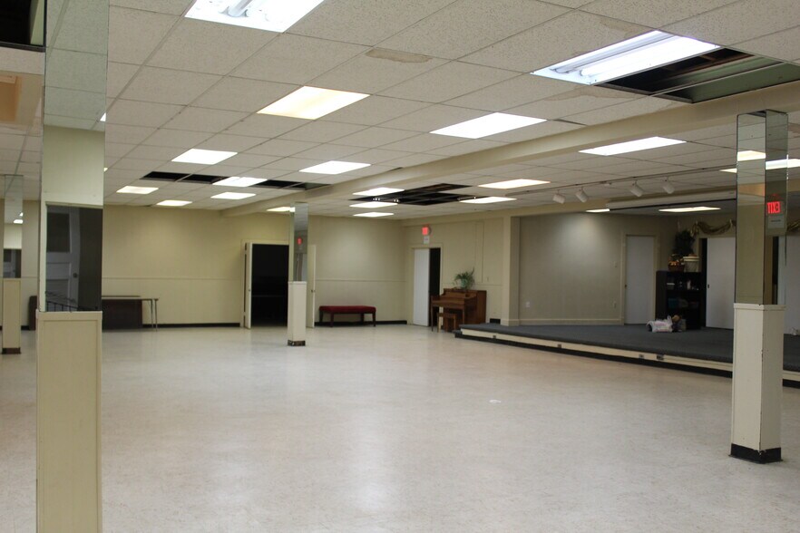 More Photos Of 1519 Circle Park Blvd, Fort Worth Religious Facility For Sale