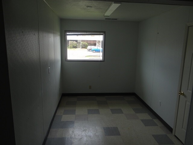More Photos Of 624 Winchester Ave, Reedsport Office For Sale