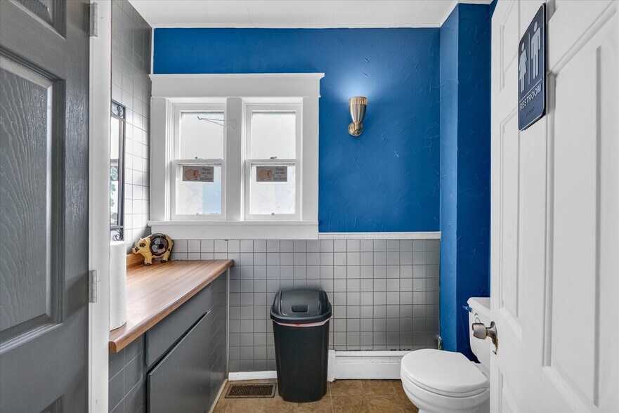 More Photos Of 207 E Main St, Toledo Bar For Sale