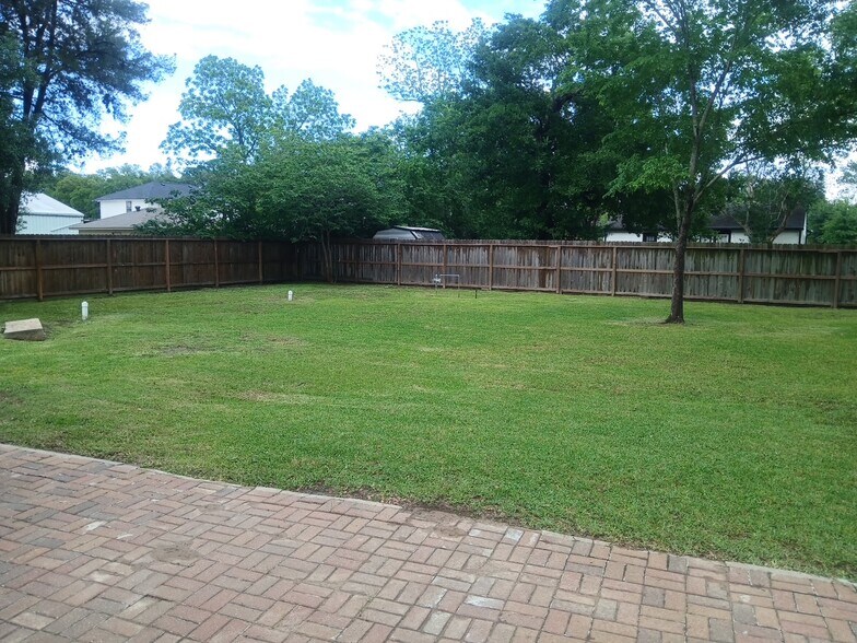 More Photos Of 1506 Avenue D, Katy Office For Sale