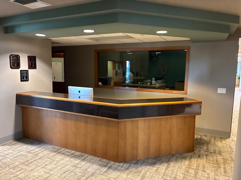 More Photos Of 1240 Pioneer Way S, Moses Lake Office For Sale