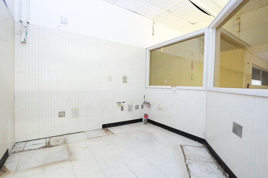 More Photos Of 902 N Lewis St, Glenville Drugstore For Lease