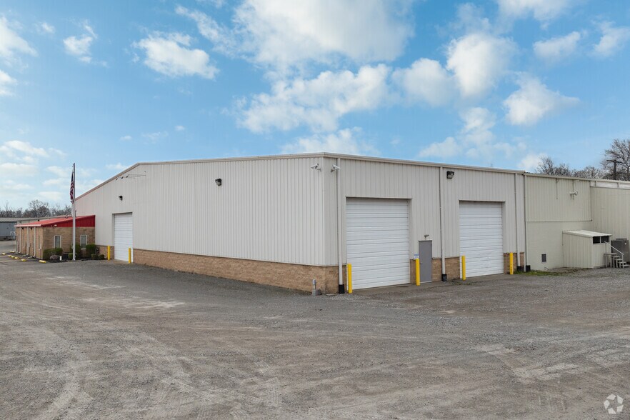 More Photos Of 1701 W County Line Rd, Springfield Manufacturing For Lease