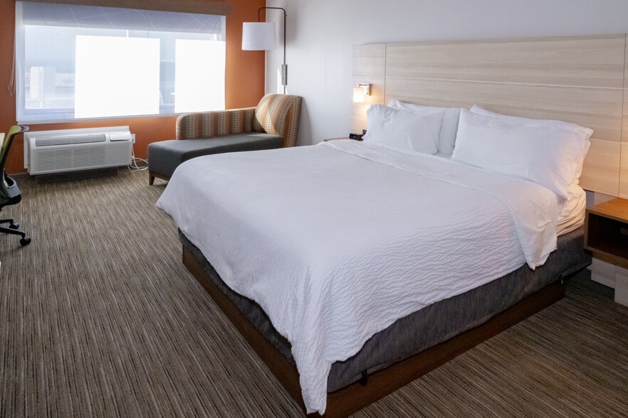 More Photos Of 650 W Wells St, Blythe Hotel For Sale