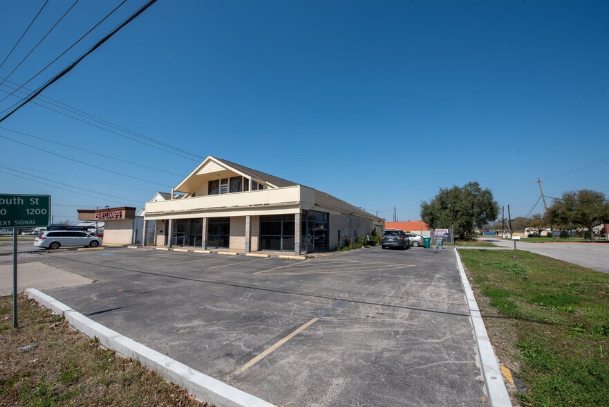 More Photos Of 2905 Southmore Ave, Pasadena Freestanding For Lease