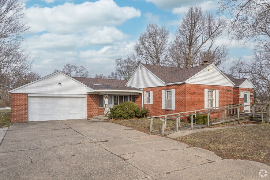 Primary Photo Of 4631 Harvey St, Norton Shores Medical For Sale