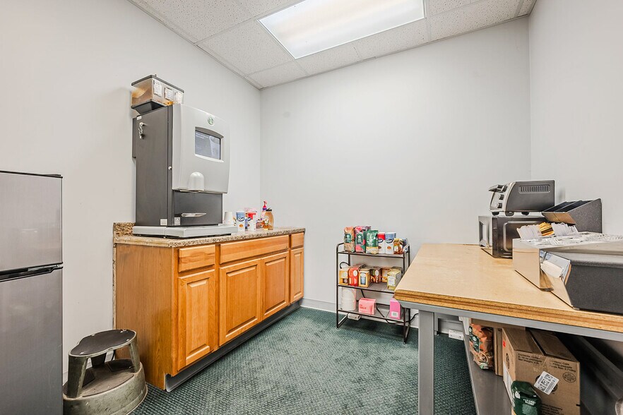 More Photos Of 40 McCullough Dr, New Castle Light Manufacturing For Lease