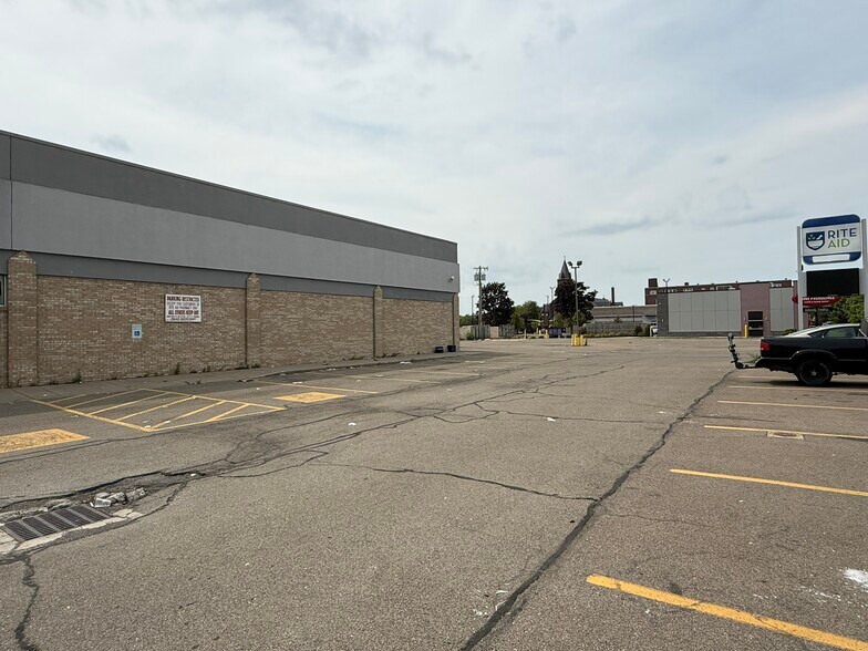 More Photos Of 350 Niagara St, Buffalo Drugstore For Lease