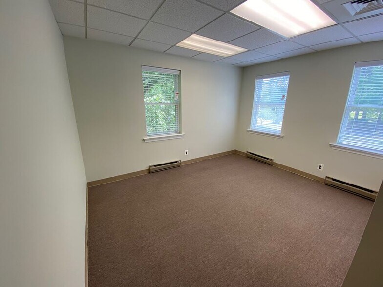 More Photos Of 107 Chesley Dr, Media Office For Sale