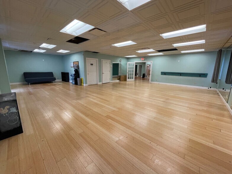 More Photos Of 1768 Litchfield Tpke, Woodbridge Office For Sale