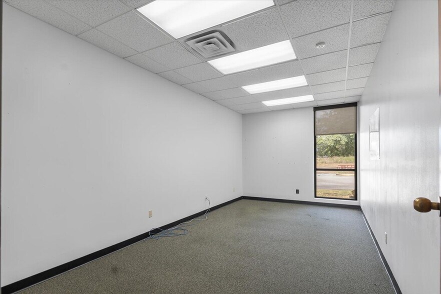 More Photos Of 9846 State Highway 31 E, Tyler Medical For Sale