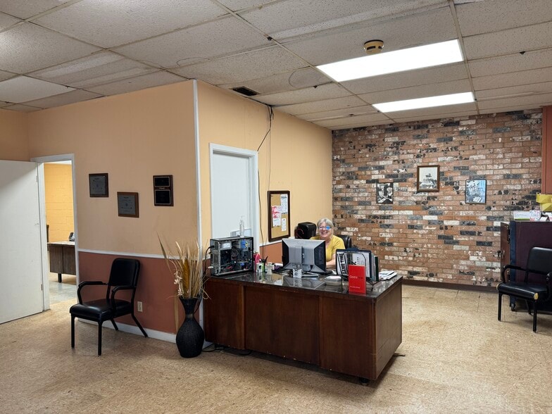 More Photos Of 306 W Main St, Atlanta Freestanding For Sale