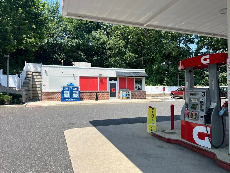 More Photos Of 424 York Rd, Willow Grove Service Station For Lease