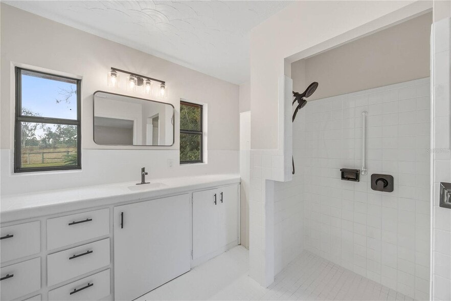 More Photos Of 274 W Kings Hwy, Center Hill Flex For Sale
