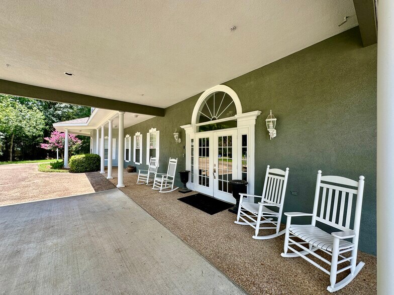 More Photos Of 807 Monroe St, Clinton Office For Sale