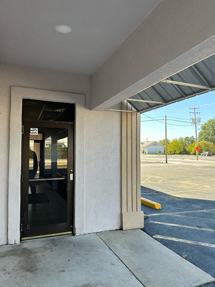 More Photos Of 102 E Park St, Taylorville Freestanding For Sale
