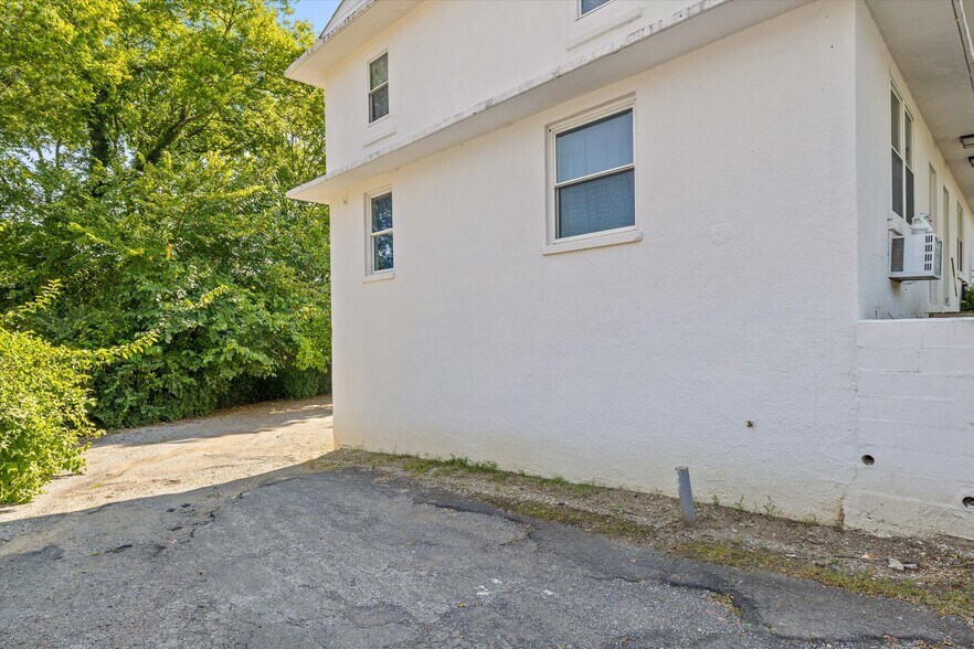 More Photos Of 1026 Greenslake Rd, East Ridge Apartments For Sale