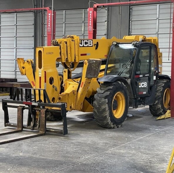 More Photos Of 6800 S Interstate Highway 45, Wilmer Showroom For Lease