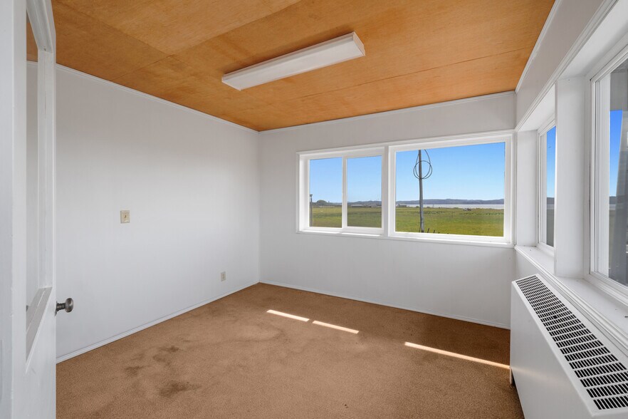 More Photos Of 1300 Airport way, Hoquiam Flex For Lease