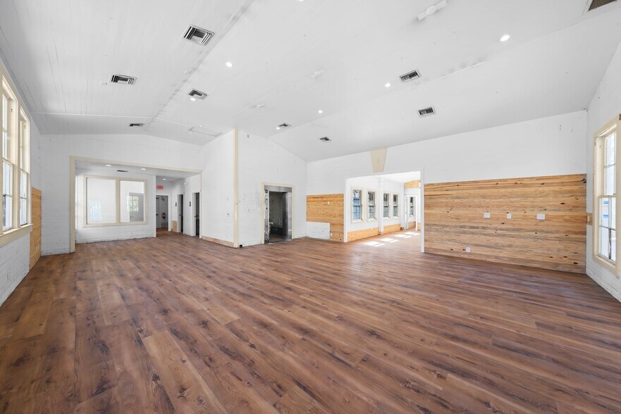 More Photos Of 520 Tarpon Bay Rd, Sanibel General Retail For Sale