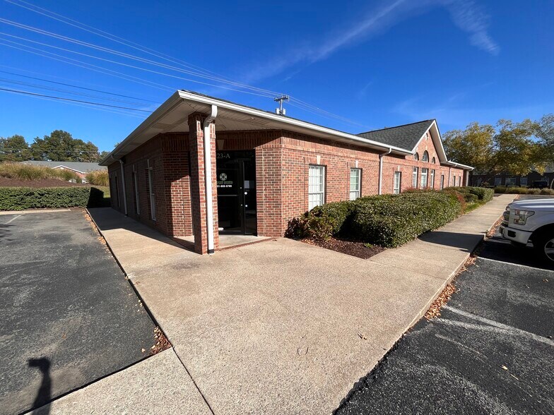More Photos Of 211-237 Dunbar Cave Rd, Clarksville Office For Lease