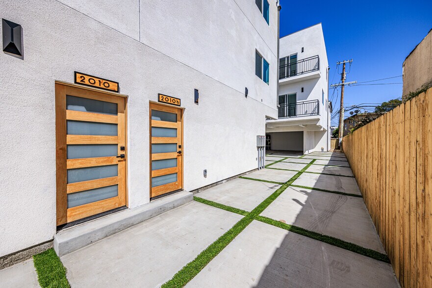 More Photos Of 2010 S Dunsmuir Ave, Los Angeles Multifamily For Sale
