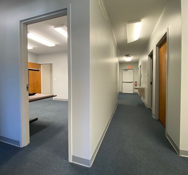 More Photos Of 1014 Ekstam Dr, Bloomington Office For Lease