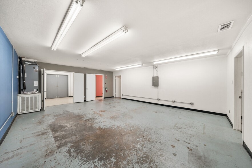 More Photos Of 4231 Bellaire Blvd, Houston Light Distribution For Lease