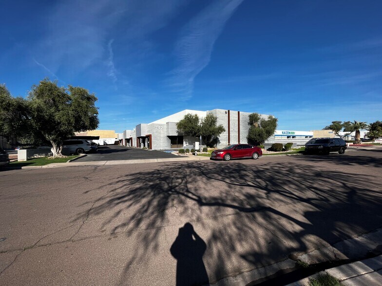 More Photos Of 712 S Hacienda Dr, Tempe Warehouse For Lease