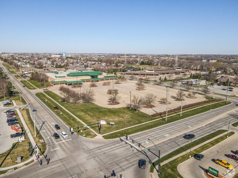 More Photos Of 5440 NW 86th St, Johnston Supermarket For Lease