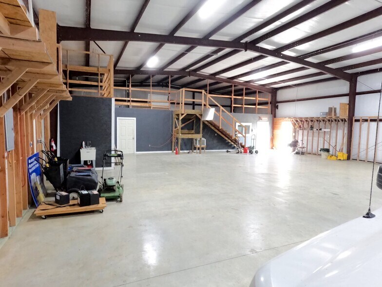 More Photos Of 403 N Donation St, Tioga Flex For Sale