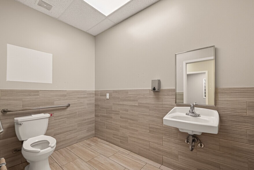 More Photos Of 2223 Dorrington St, Houston Medical For Lease