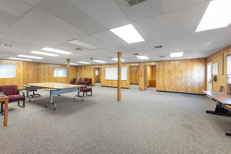 More Photos Of 2665 Glendale Valley Rd, Glendale Office For Sale