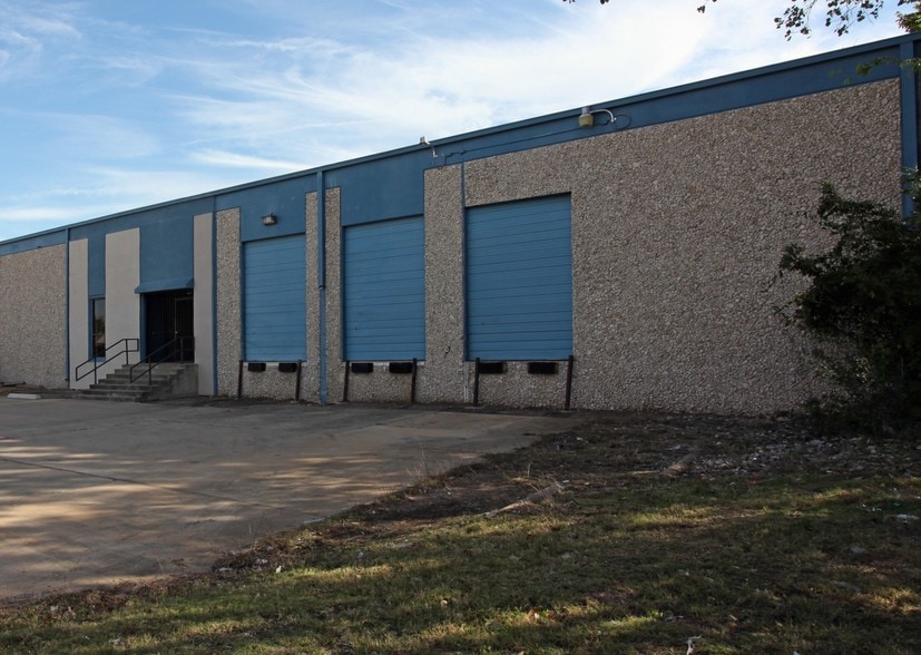 More Photos Of 2626 Manana Dr, Dallas Light Distribution For Lease