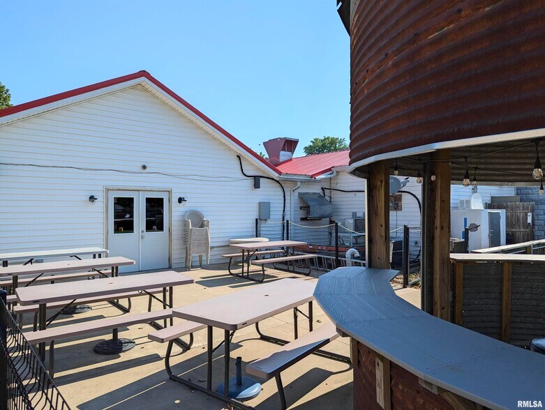 More Photos Of 110 E Knoxville St, Brimfield Restaurant For Sale