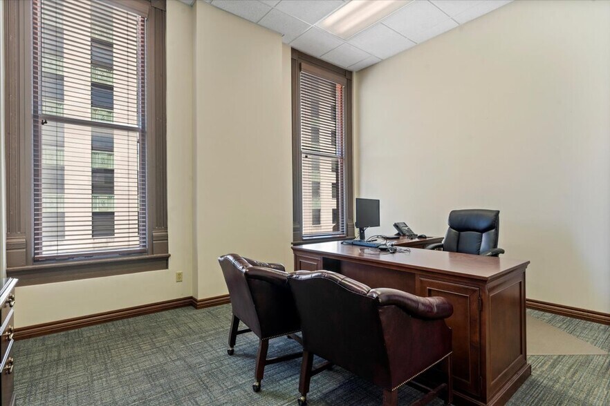 More Photos Of 200 S 6th St, Springfield Office For Sale