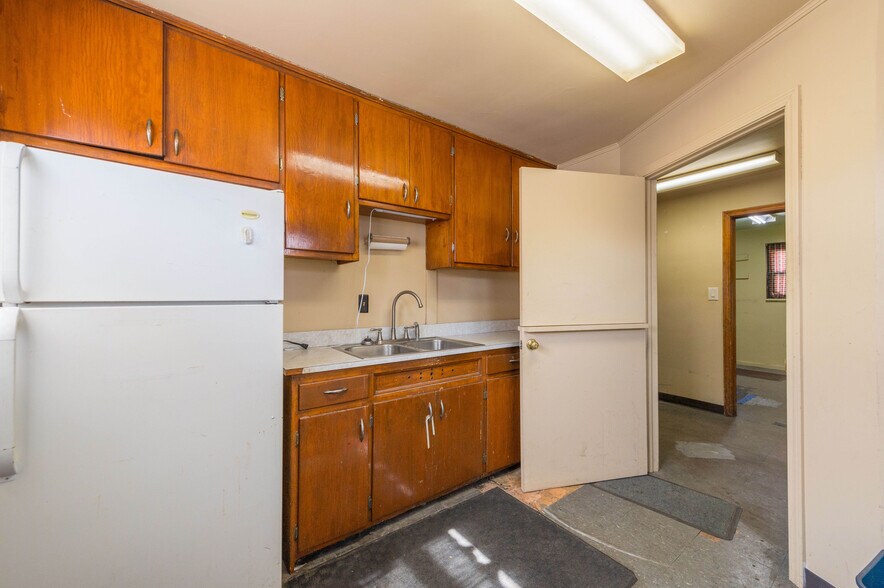 More Photos Of 5203 Turney Rd, Garfield Heights Bar For Sale