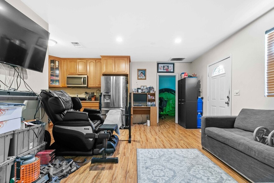 More Photos Of 7317 Clybourn Ave, Sun Valley Contractor Storage Yard For Sale